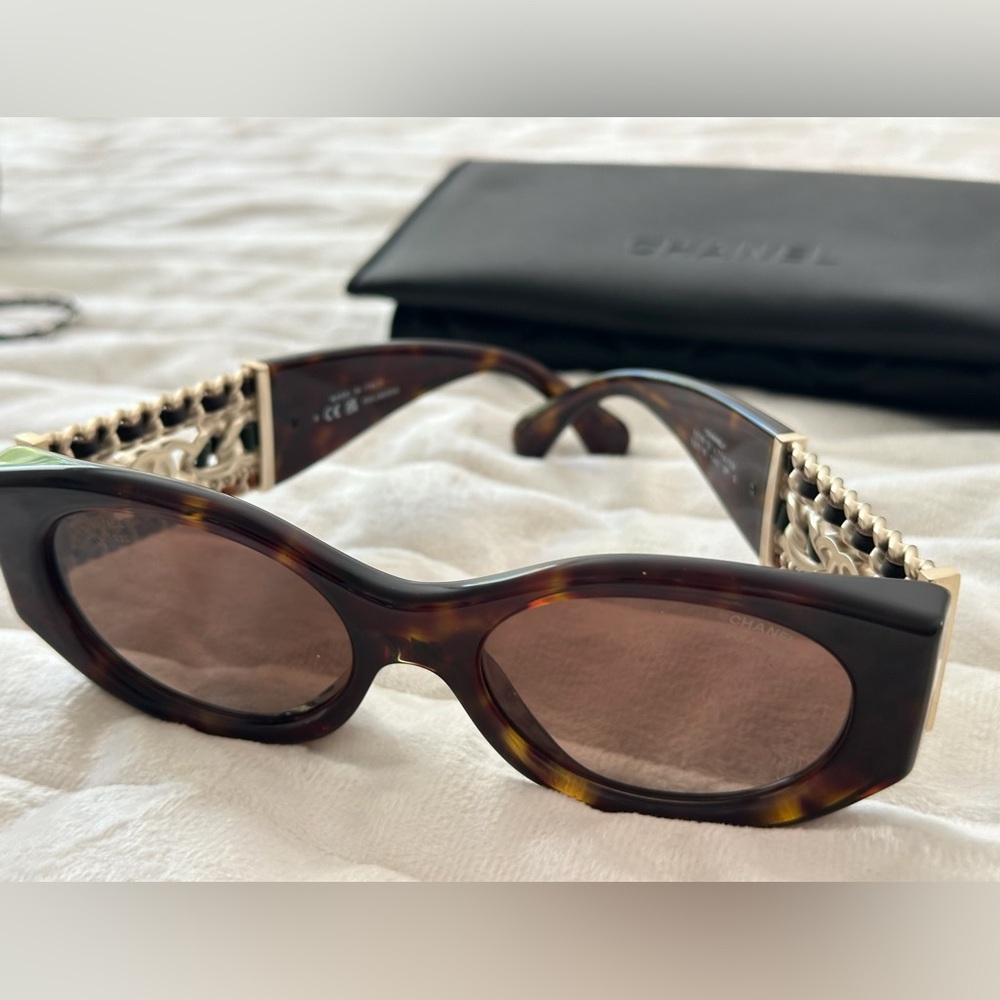 CHANEL Oval Sunglasses with Chain-Link Arms - Brown